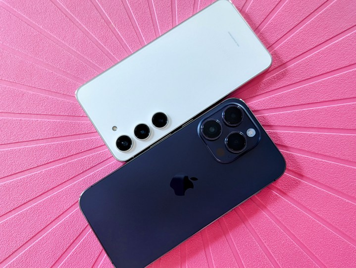 iPhone 14 Pro viola intenso e Galaxy S23 crema diagonalmente fianco a fianco