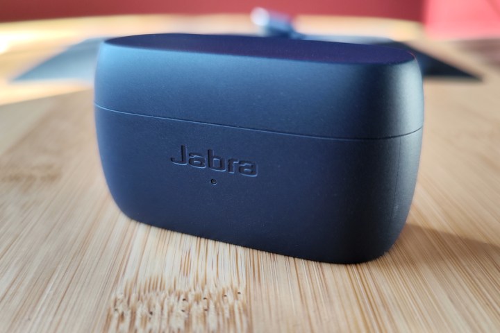 Jabra Elite 4 ने चार्जिंग केस को बंद कर दिया।
