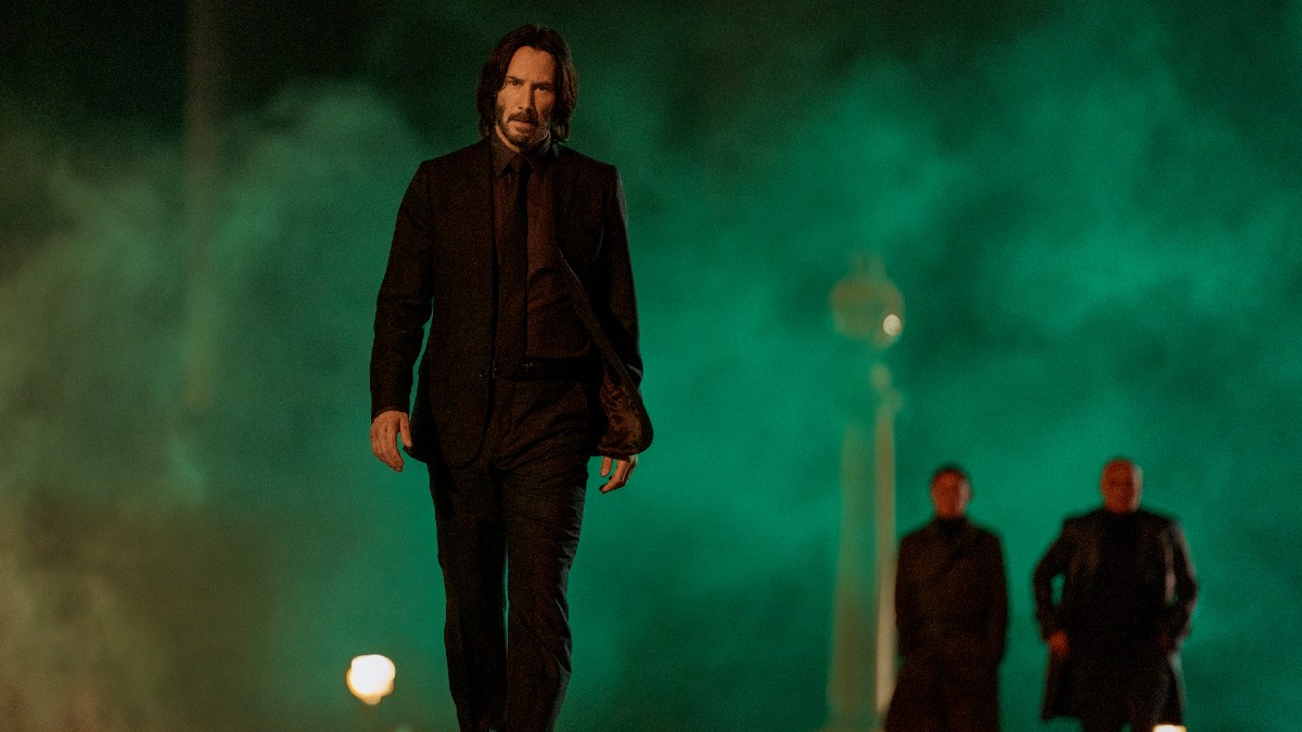 Keanu Reeves caminha em direção à câmera em John Wick: Capítulo 4.