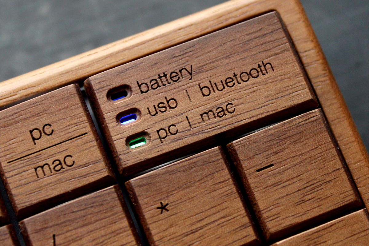 As luzes indicadoras em um teclado de madeira.