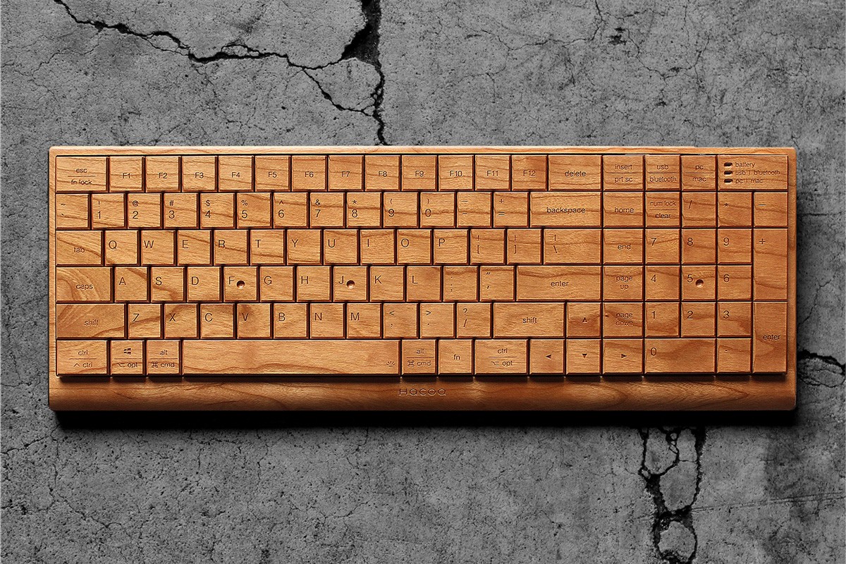 Um teclado de madeira sobre uma bancada de granito.
