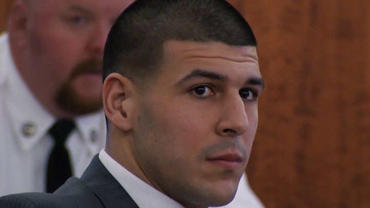 Uma foto de perto de Aaron Hernandez no tribunal durante seu julgamento de Killer Inside: The Mind of Aaron Hernandez na Netflix.