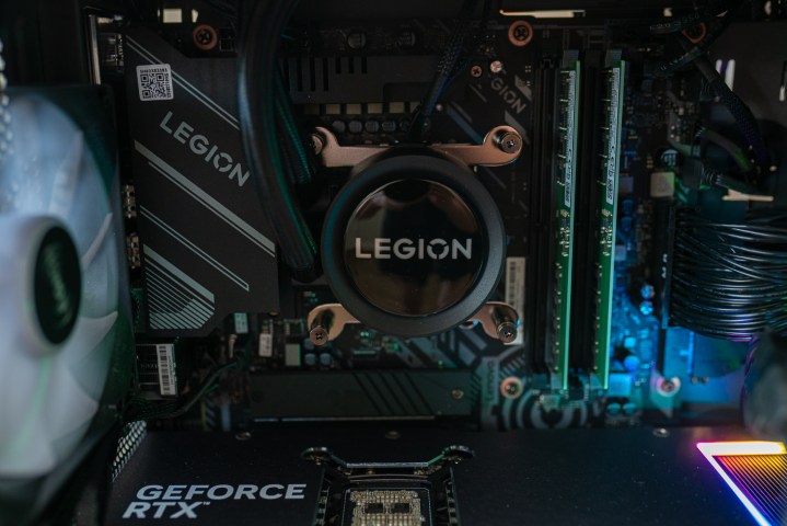 Dispositivo di raffreddamento della CPU su Lenovo Legion Tower 7i.