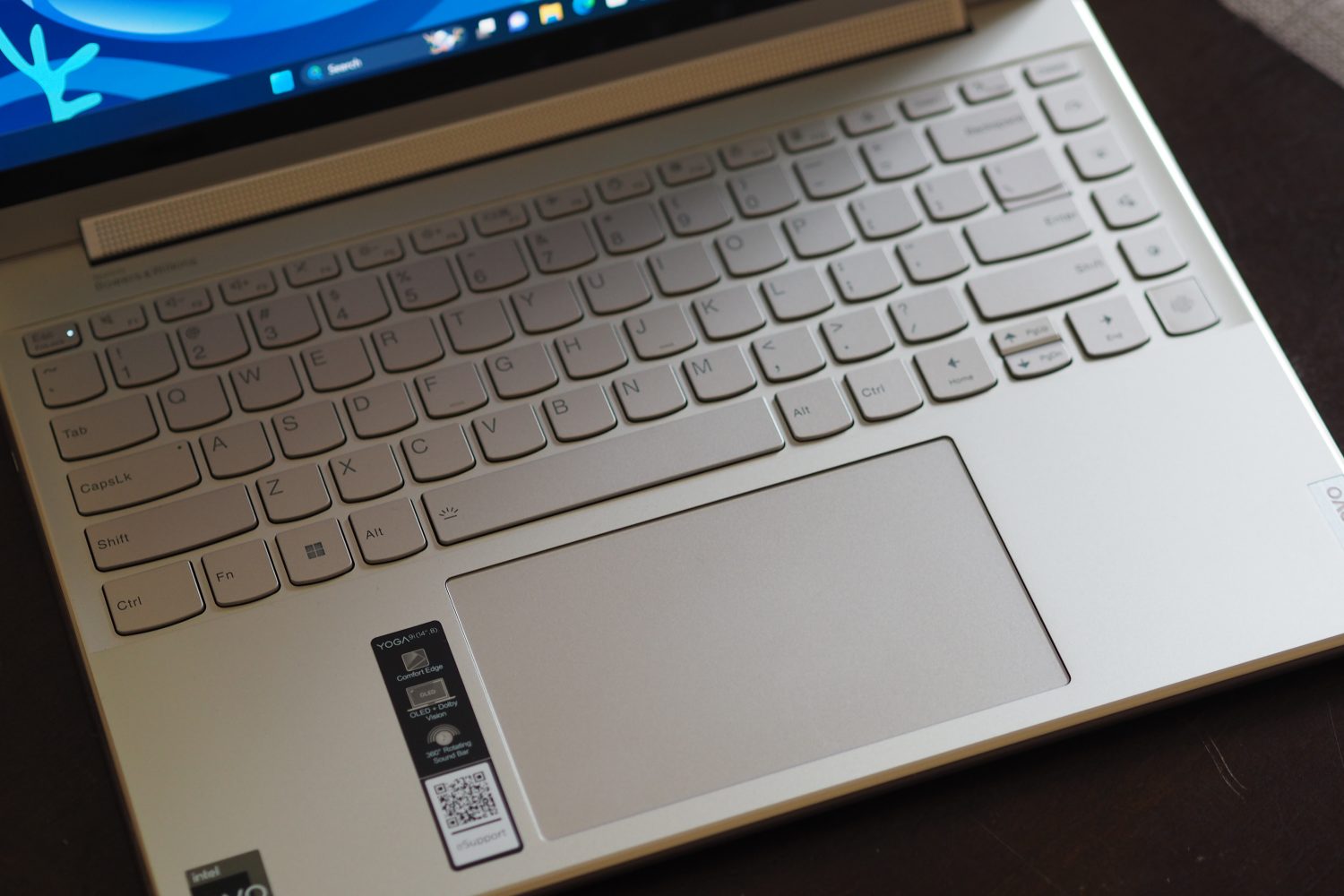 Visão superior do Lenovo Yoga 9i Gen 8 mostrando o teclado e o touchpad.