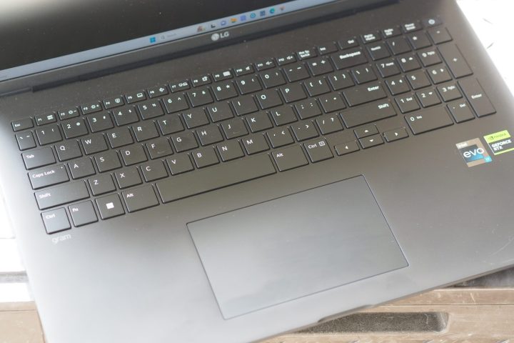 LG Gram 17 Pro 2023 vista dall'alto in basso che mostra tastiera e touchpad.