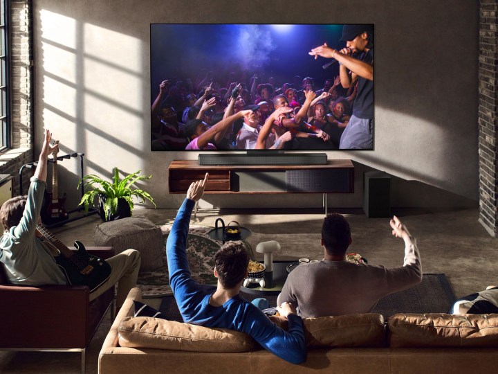 La soundbar LG SC9 in un'immagine di stile di vita del prodotto.