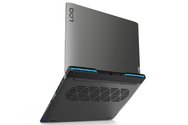 Una foto de prensa que muestra la parte posterior de la computadora portátil para juegos LOQ de Lenovo.
