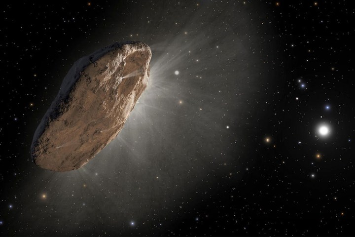 Representación artística del cometa interestelar 'Oumuamua, mientras se calentaba en su aproximación al sol y desgasificaba hidrógeno (niebla blanca), lo que alteró ligeramente su órbita.