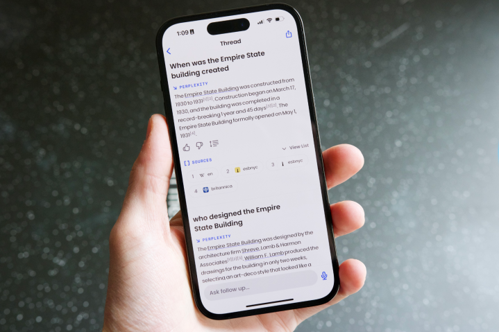 شخصی آیفون 14 پرو را با هوش مصنوعی Perplexity در دست دارد.