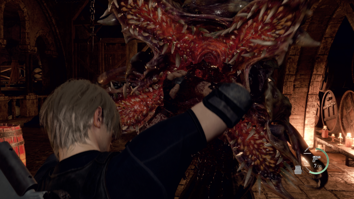 Leon luta contra um parasita no remake de Resident Evil 4.