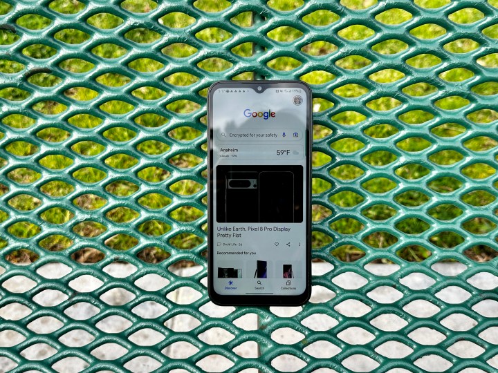 सैमसंग गैलेक्सी A14 5G एक पार्क बेंच पर Google समाचार दिखा रहा है