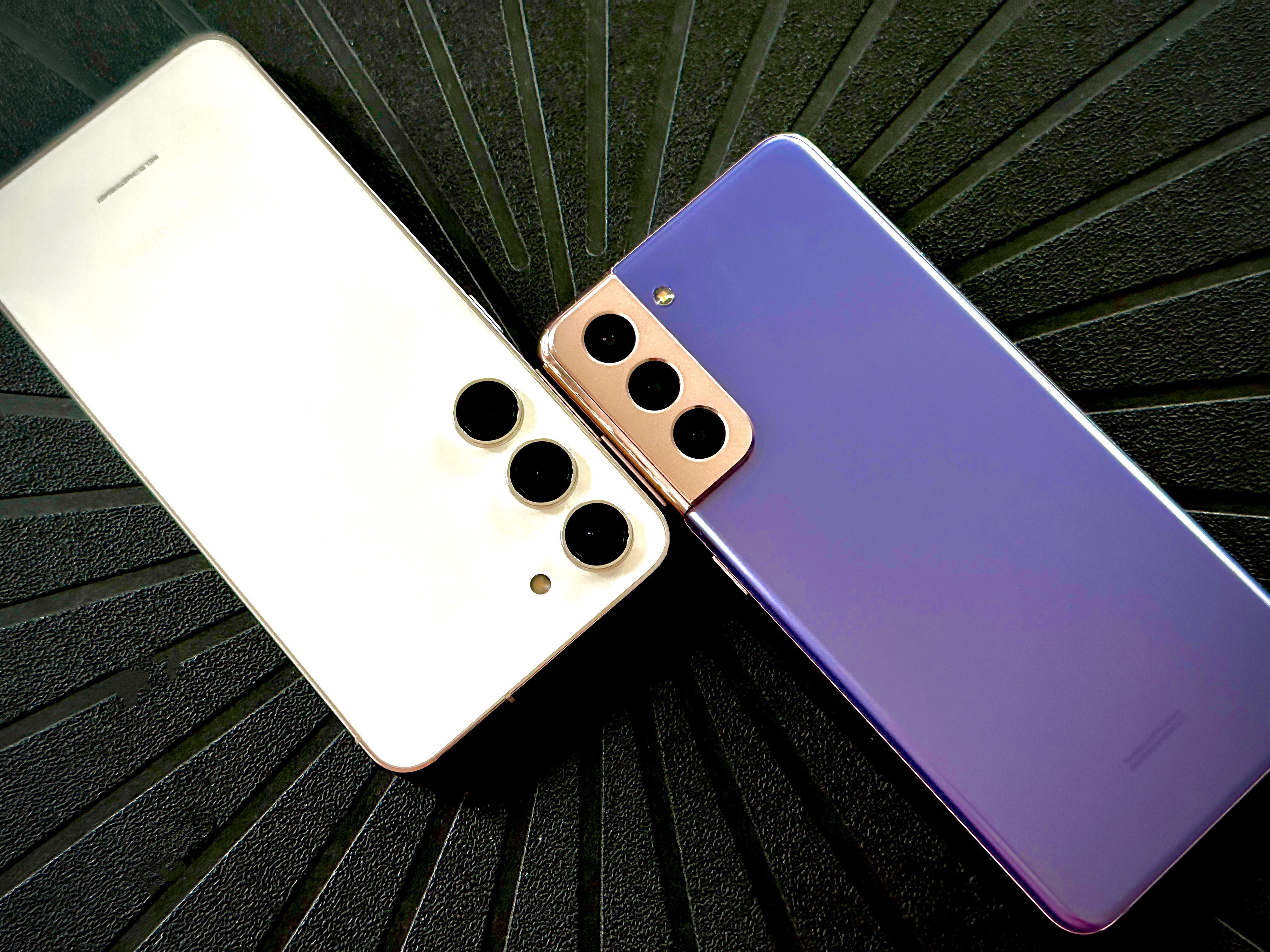 Samsung Galaxy S23 в кремовом цвете и S21 в фантомно-фиолетовом