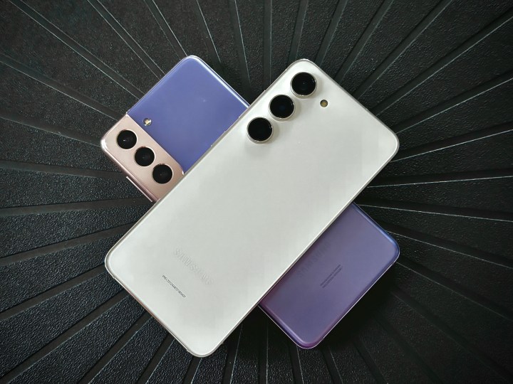 Samsung Galaxy S23 en crema y un S21 en Phantom Violet