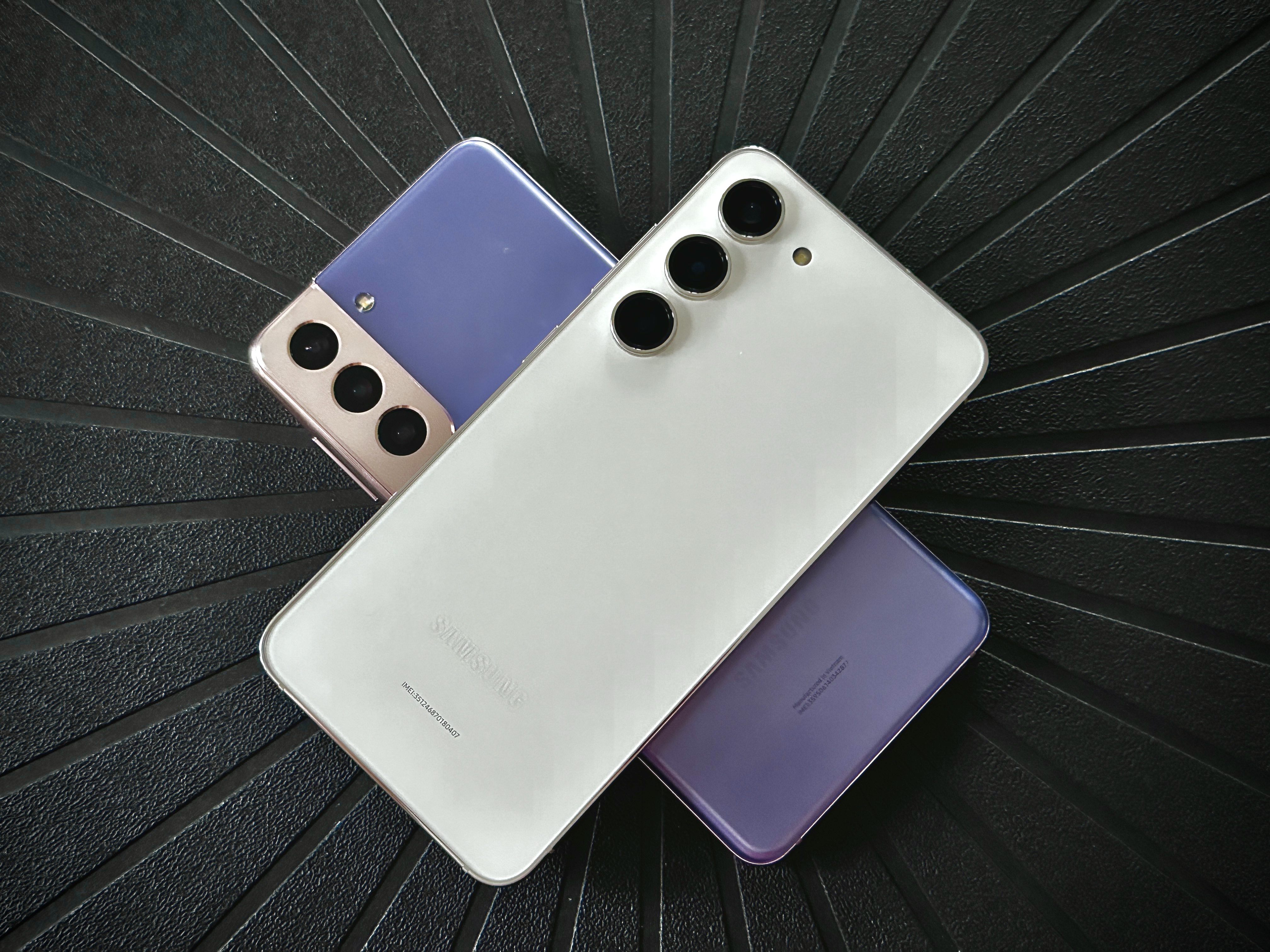 Samsung Galaxy S23 em creme e um S21 em violeta fantasma