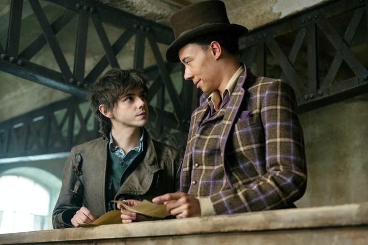 Двое мужчин смотрят друг на друга во втором сезоне сериала «Тень и кость».