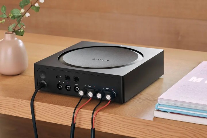 O Sonos Amp com fios de alto-falante conectados a ele. 