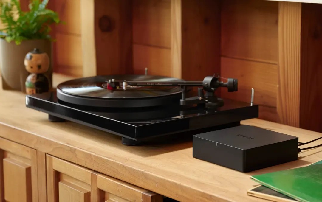 Um Sonos Port com um toca-discos em uma mesa. 