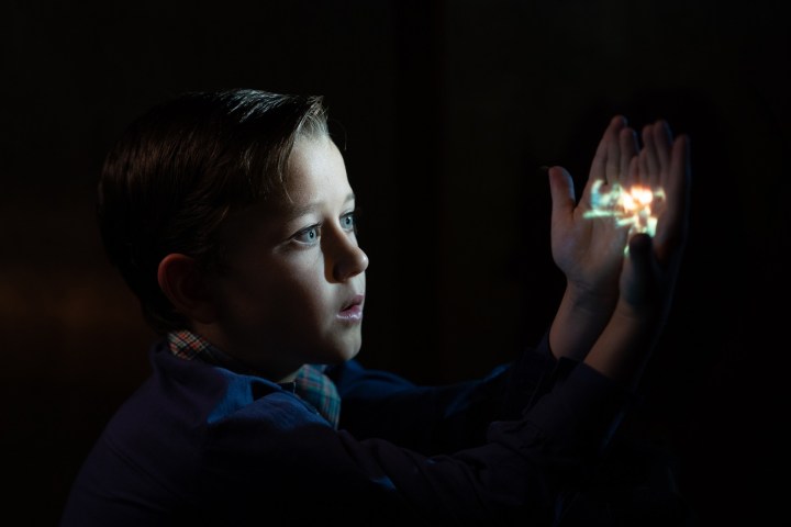 Uma criança olha para um filme em suas mãos em "The Fabelmans".