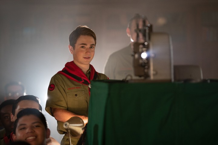 Um menino opera um projetor de filmes em The Fabelmans.