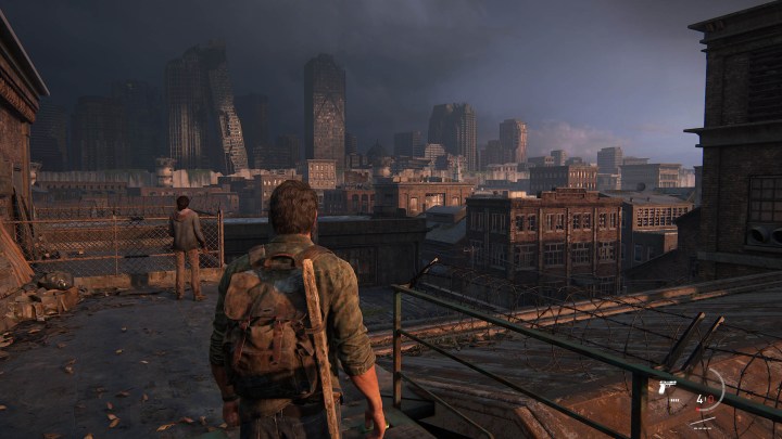 Joel de The Last of Us de pie en una azotea.