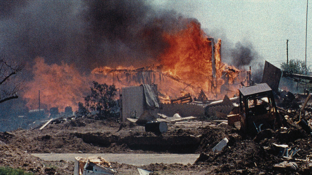 O complexo de Mount Carmel envolvido em chamas em imagens históricas de Waco: American Apocalypse.