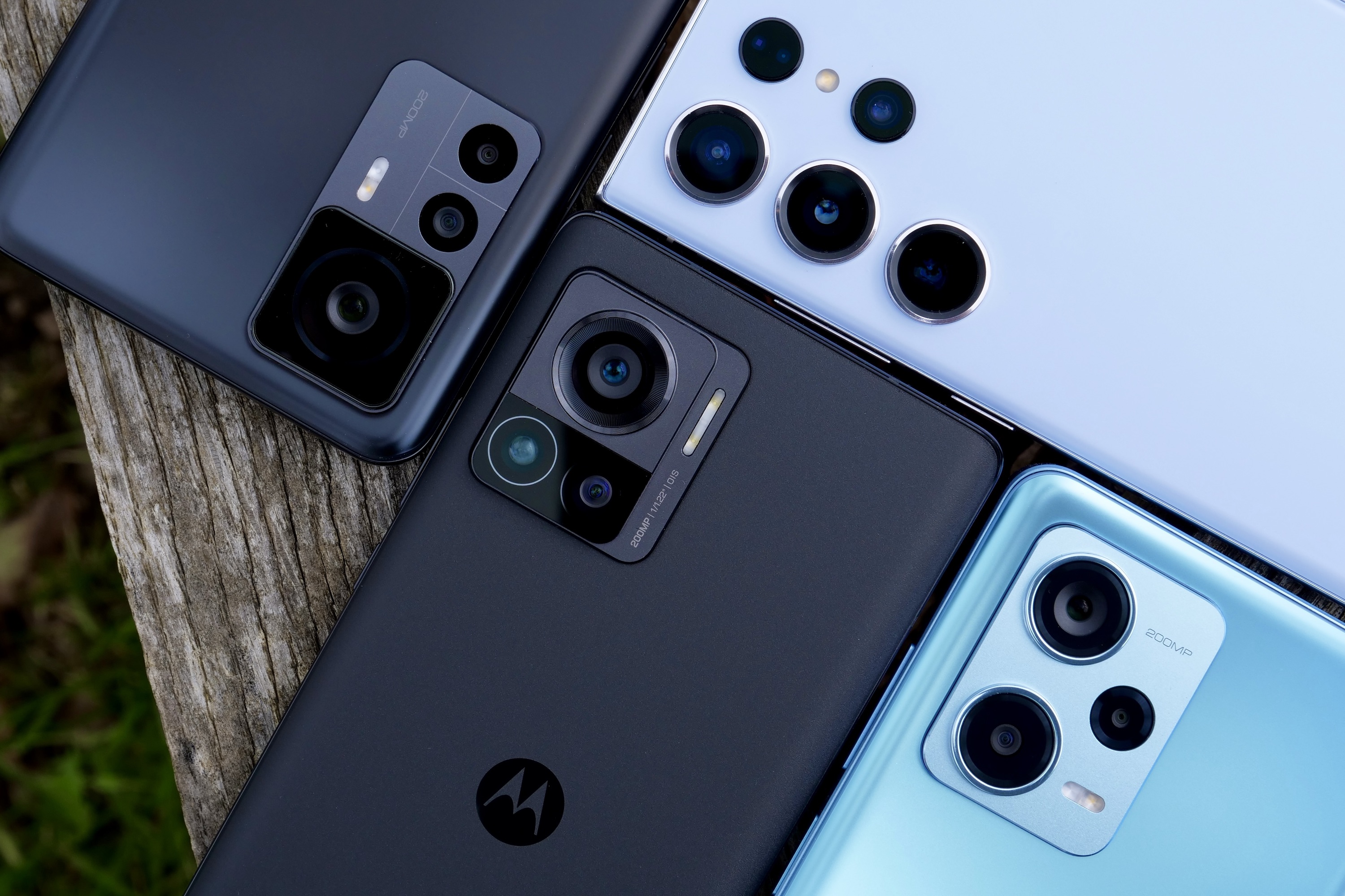 Les modules de caméra du Galaxy S23 Ultra, du Xiaomi 12T Pro, du Redmi Note 12 Pro+ et du Motorola Edge 30 Ultra.