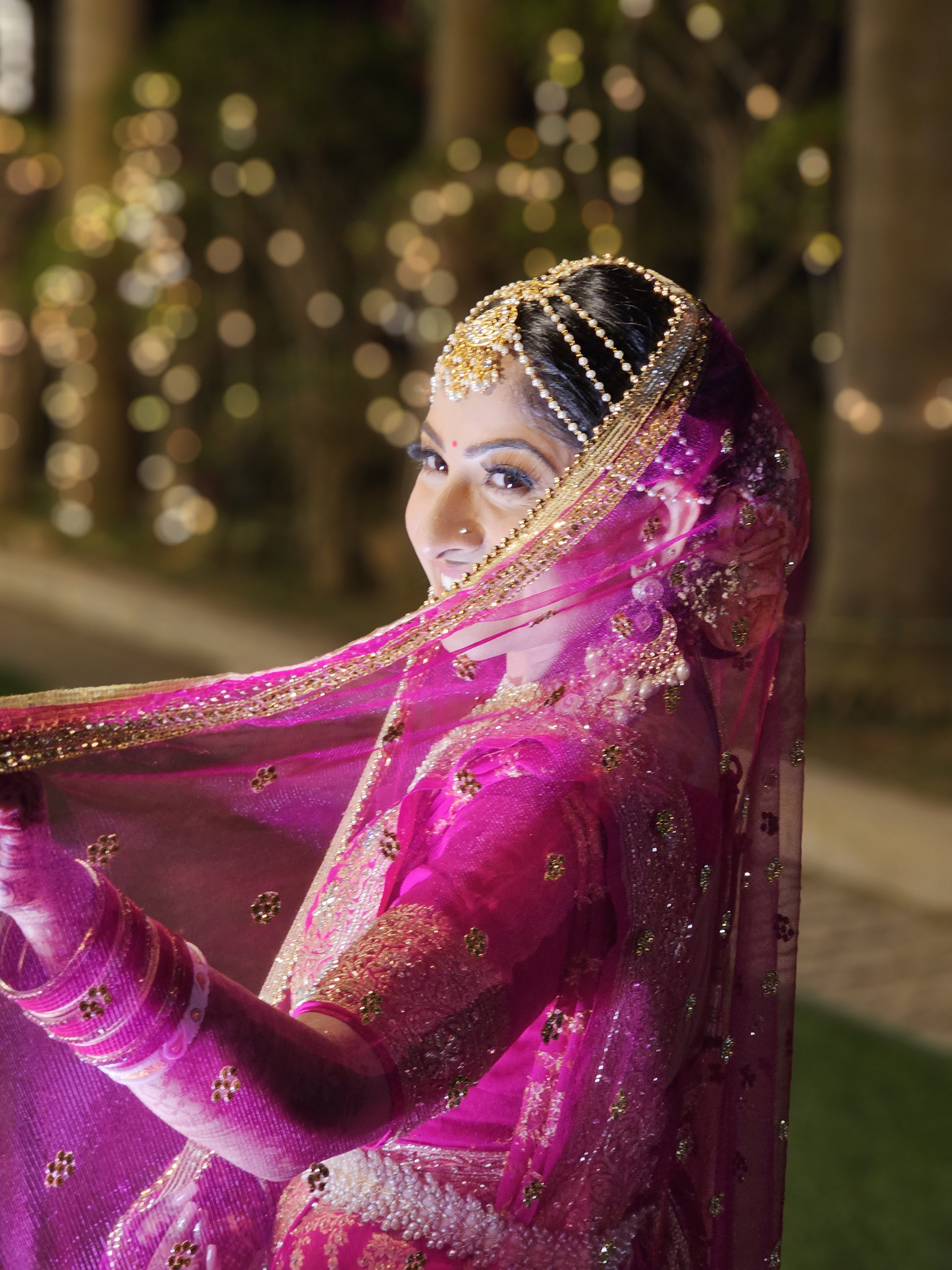Noiva indiana em seu vestido de noiva capturada com a câmera telefoto 3x no modo retrato do Samsung Galaxy S23 Ultra.