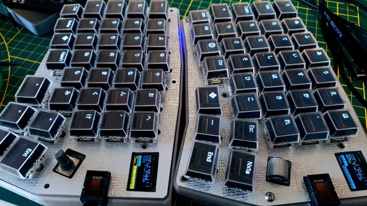 PolyKybd, un teclado split con pantallas OLED en las teclas.