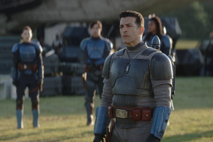 Axe Woves fica perto de alguns de seus companheiros corsários Mandalorianos no episódio 6 da 3ª temporada de The Mandalorian.