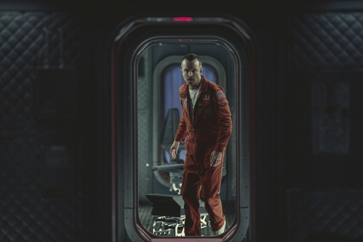 Aaron Paul camina a través de una puerta en Black Mirror.