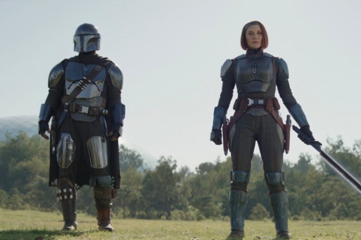 Bo-Katan sostiene el Darksaber mientras está de pie junto a Din Djarin en el episodio 3 de la temporada 6 de The Mandalorian.