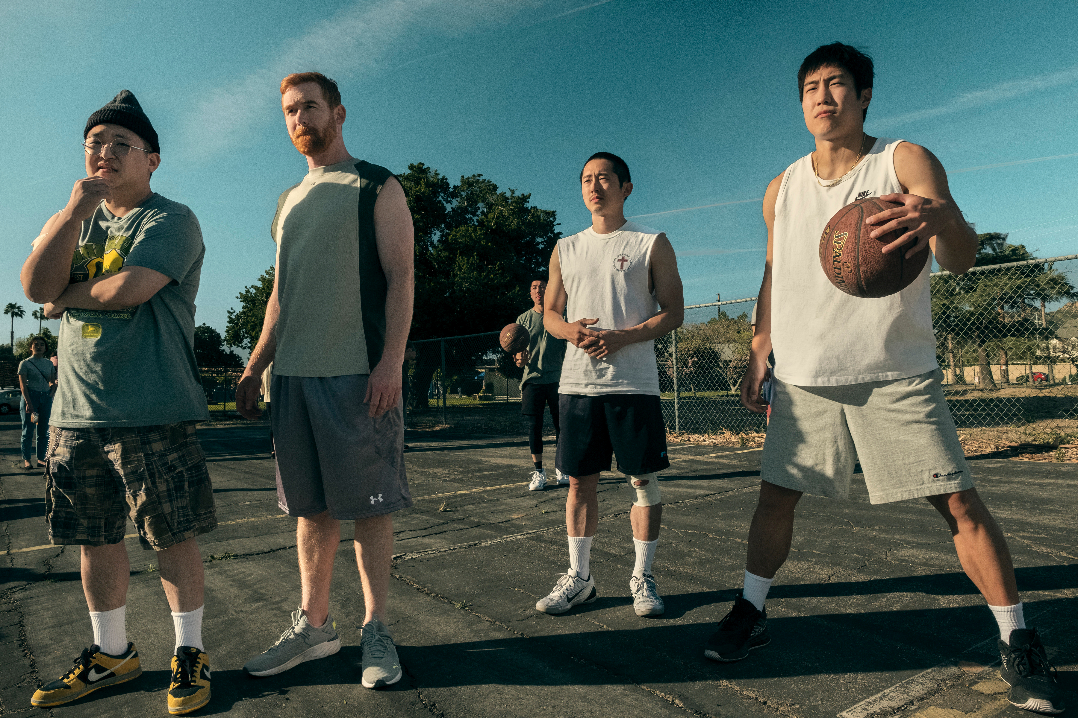 Bobby, Michael, Danny e Paul estão juntos em uma quadra de basquete em Beef.