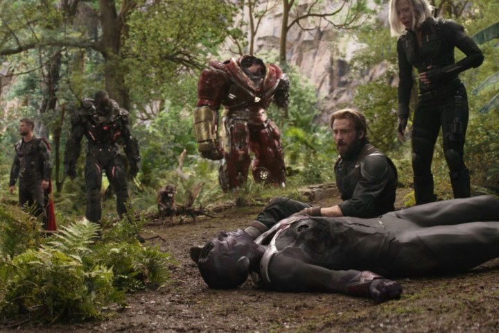 Капитан Америка сидит рядом с мертвым телом видения в Мстителях: Бесконечная война