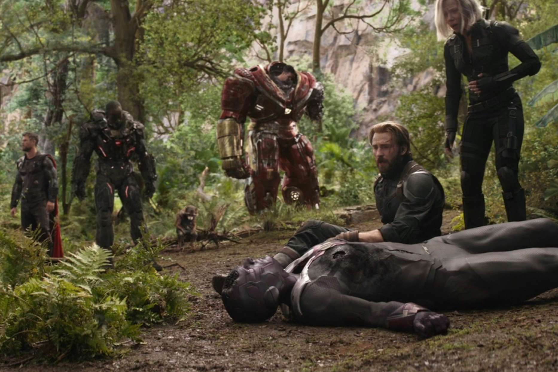 O Capitão América está sentado ao lado do cadáver de Visão em Vingadores: Guerra Infinita.
