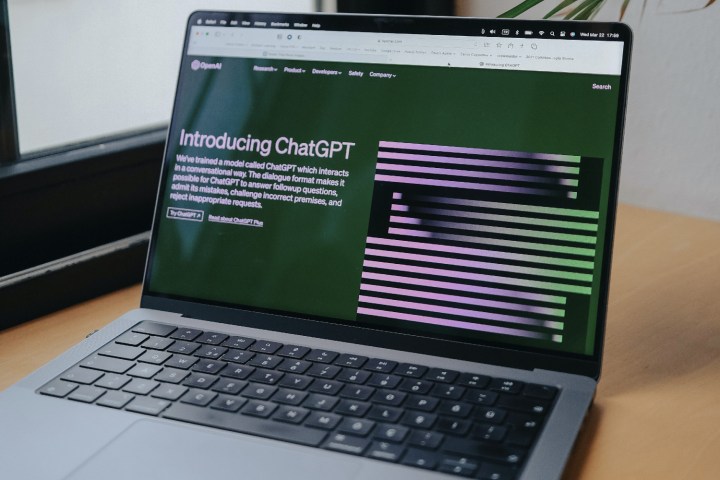 Un MacBook Pro sur un bureau avec le site Web de ChatGPT affiché sur son écran.