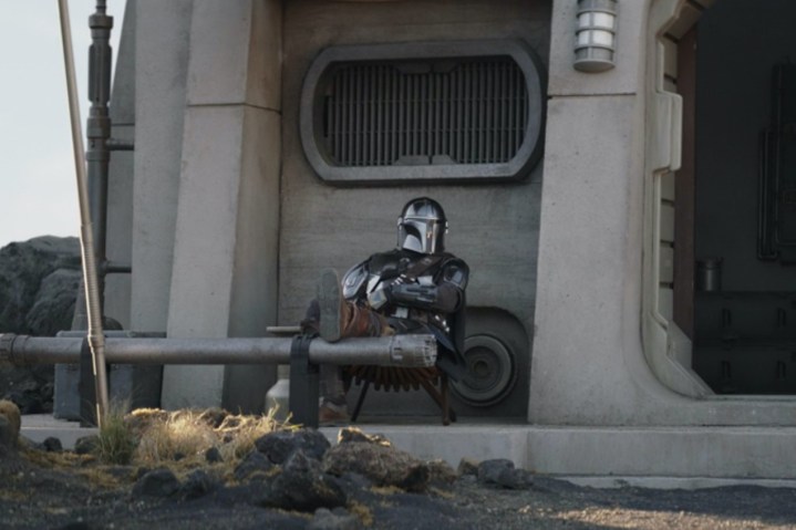 Din Djarin descansa fuera de su casa de Nevarro en el final de la temporada 3 de The Mandalorian.