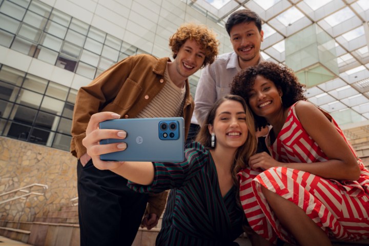 Imagen promocional con personas tomando un selfue usando el Motorola Edge 40 Pro.