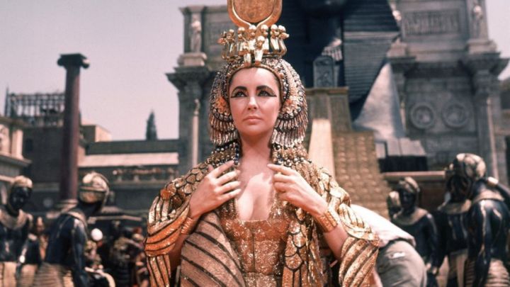 Cléopâtre debout fièrement dans le film Cléopâtre.