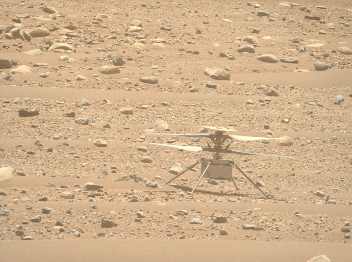 El helicóptero Ingenuity en la superficie de Marte, en una imagen tomada por el rover Perseverance. Ingenuity recientemente hizo su vuelo número 50.