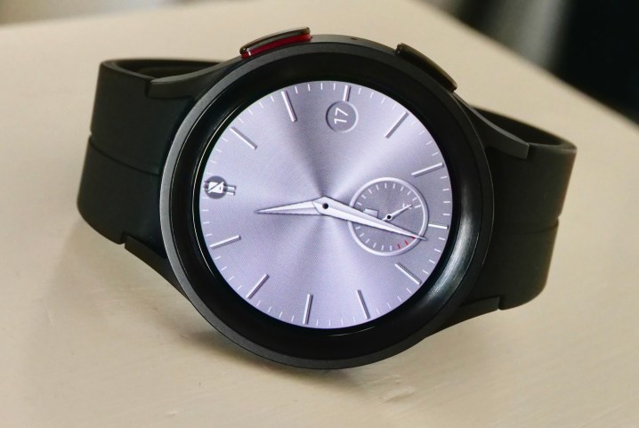 A basic analogue watch face on the Galaxy Watch 5 Pro.