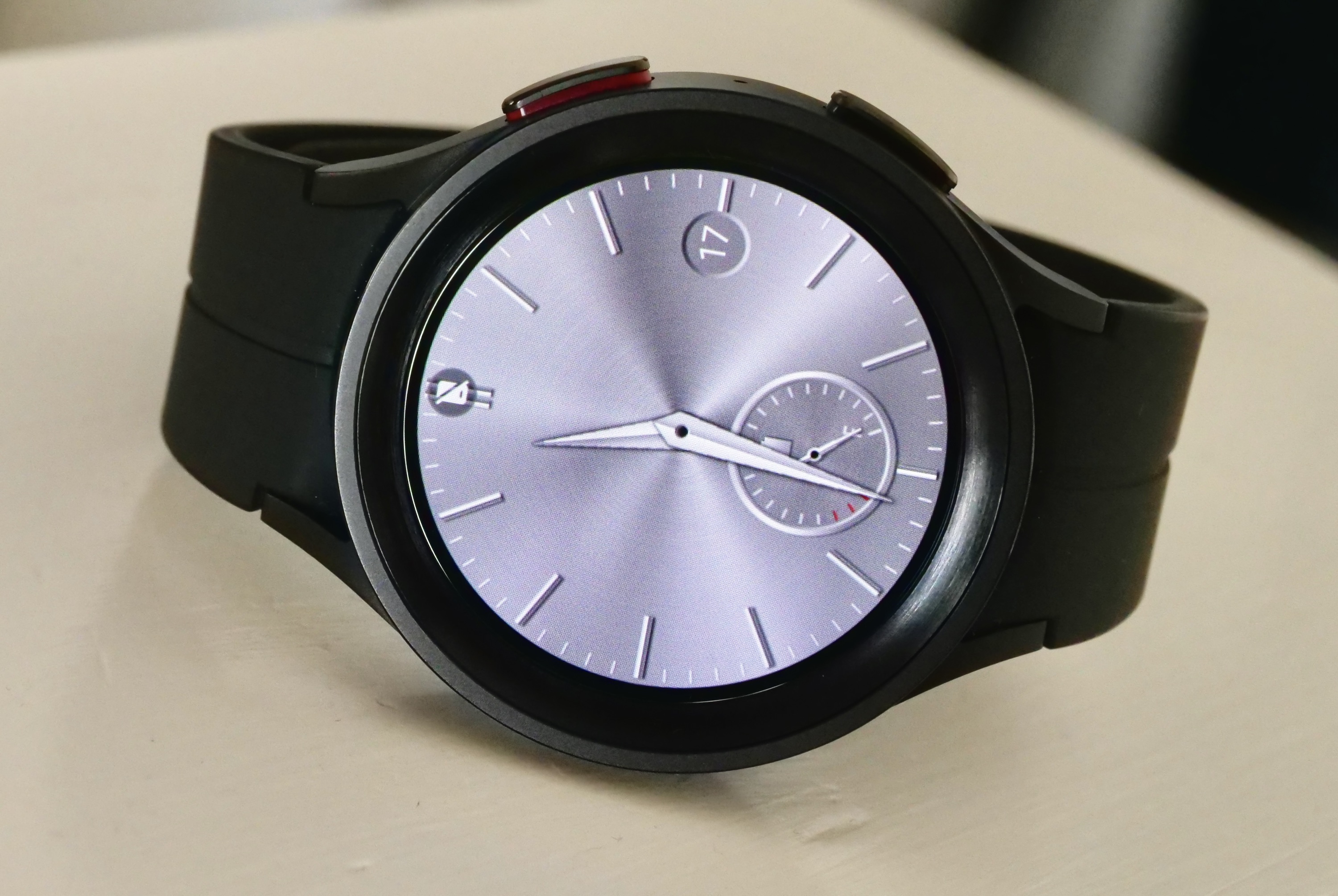Um mostrador de relógio analógico básico no Galaxy Watch 5 Pro.