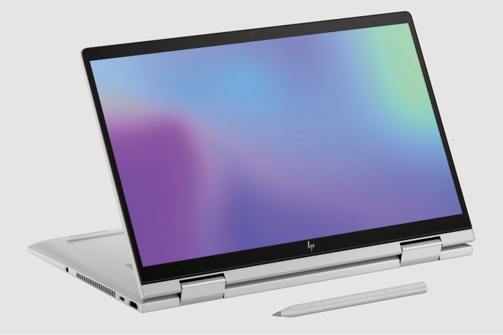 HP Envy x360 14 मीडिया मोड डिस्प्ले और पेन दिखा रहा है।