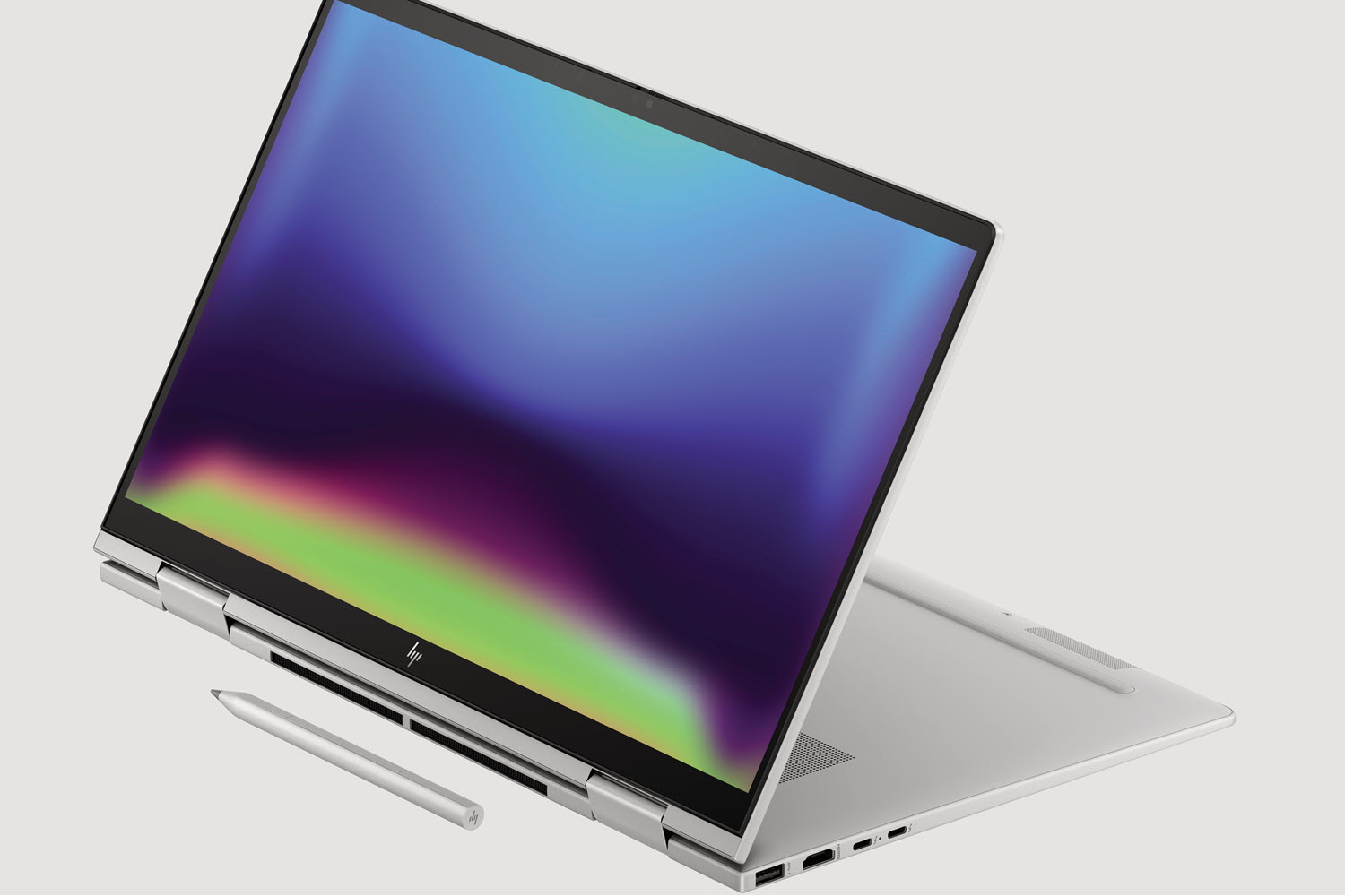 HP Envy x360 15.6 मीडिया मोड डिस्प्ले और पेन दिखा रहा है।