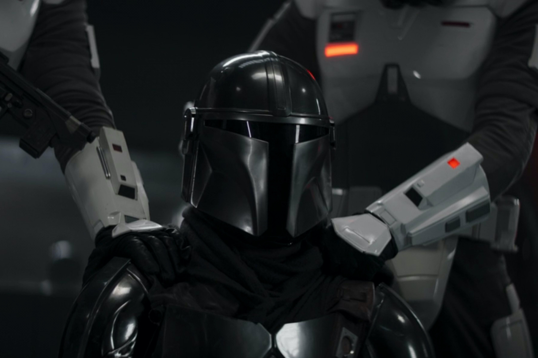 Soldados imperiais seguram Din Djarin no episódio 7 da 3ª temporada de The Mandalorian.