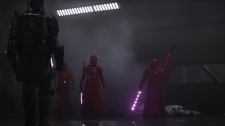 Paz Vizsla confrontando três guardas pretorianos na terceira temporada de The Mandalorian.