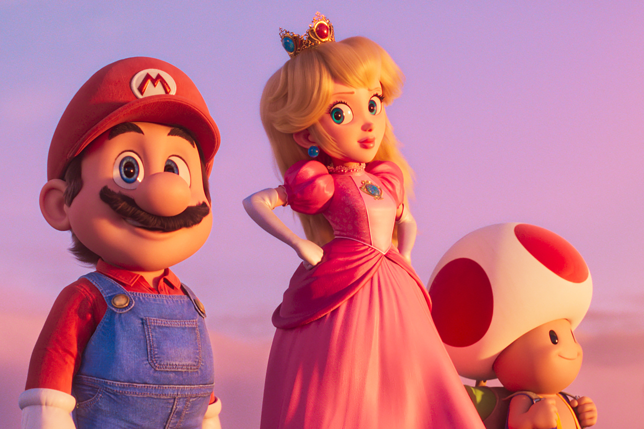 Mario, Peach e Toad estão juntos acima das nuvens em The Super Mario Bros. Movie.