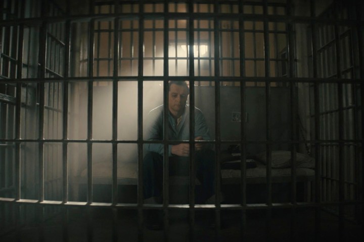 Matthew Rhys está sentado em uma cela de prisão no final da segunda temporada de Perry Mason.