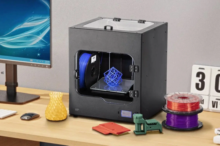 A impressora 3D Monoprice Maker Ultimate 2 colocada em uma área de trabalho.