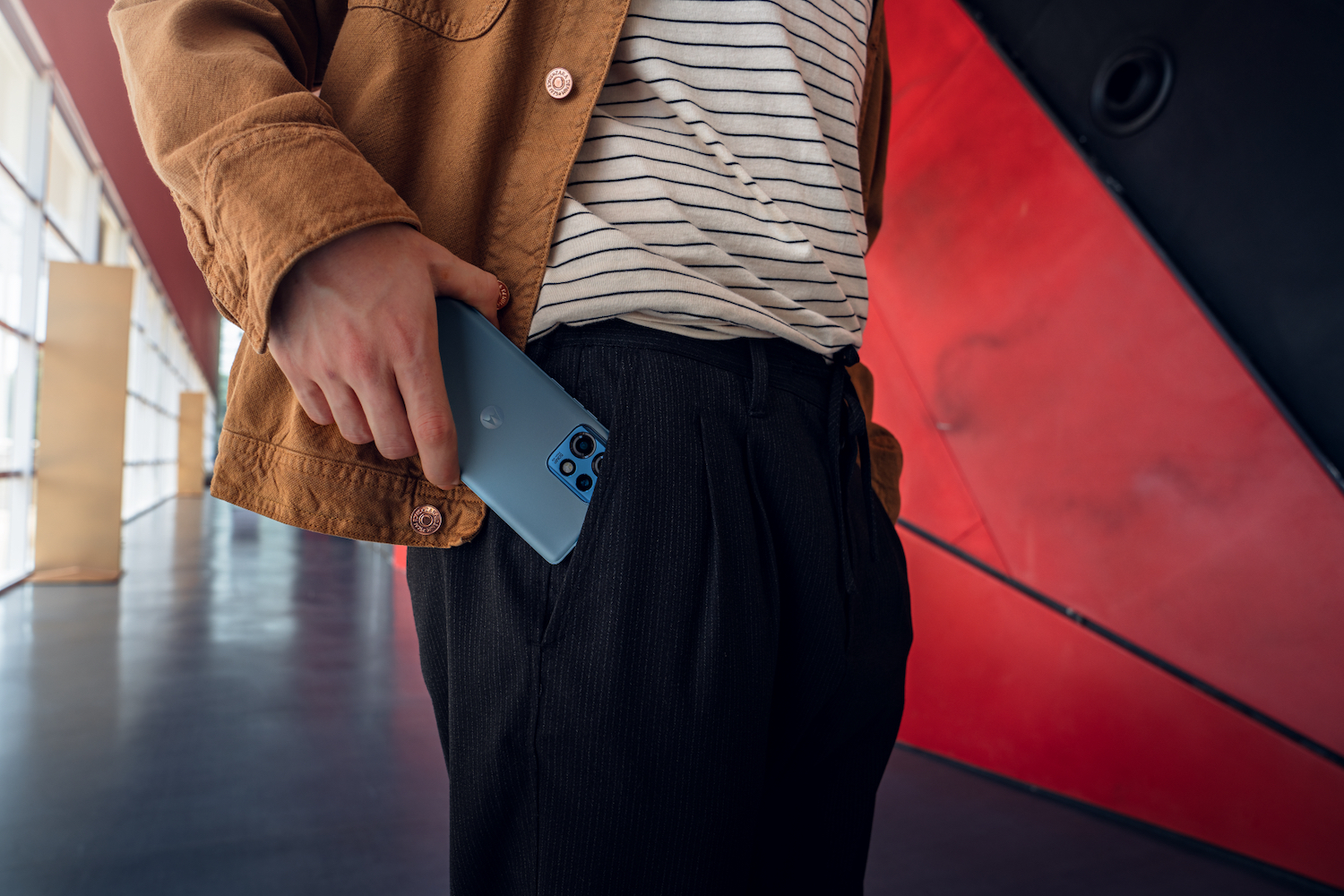एक प्रचारात्मक छवि जिसमें एक व्यक्ति मोटोरोला एज 40 प्रो को अपनी जेब में रखते हुए दिखा रहा है।