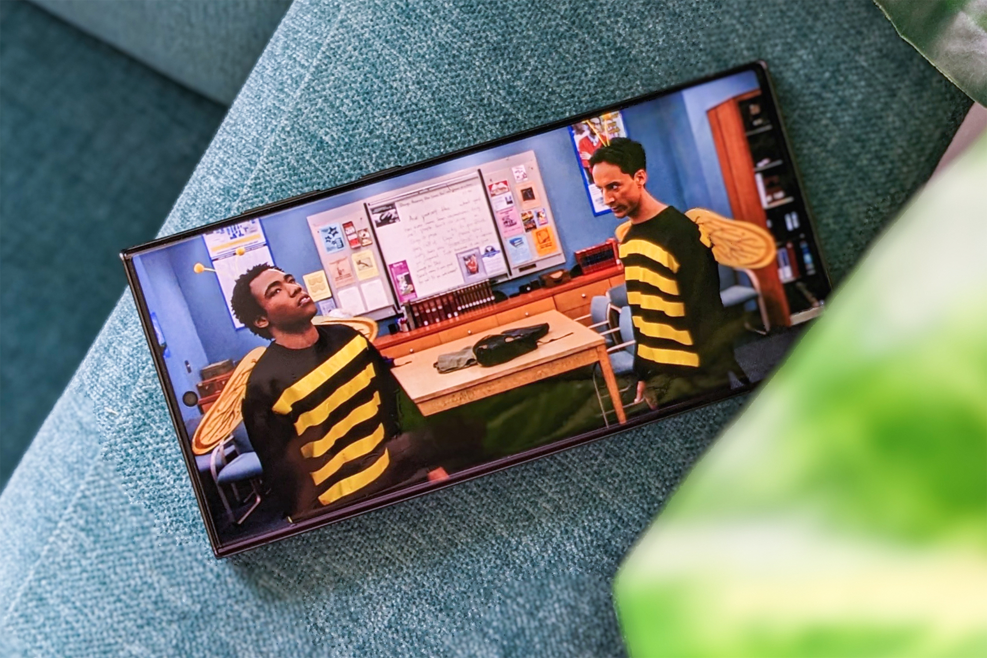 Émission de télévision communautaire Netflix sur l'écran AMOLED ultra dynamique du Samsung Galaxy S23.